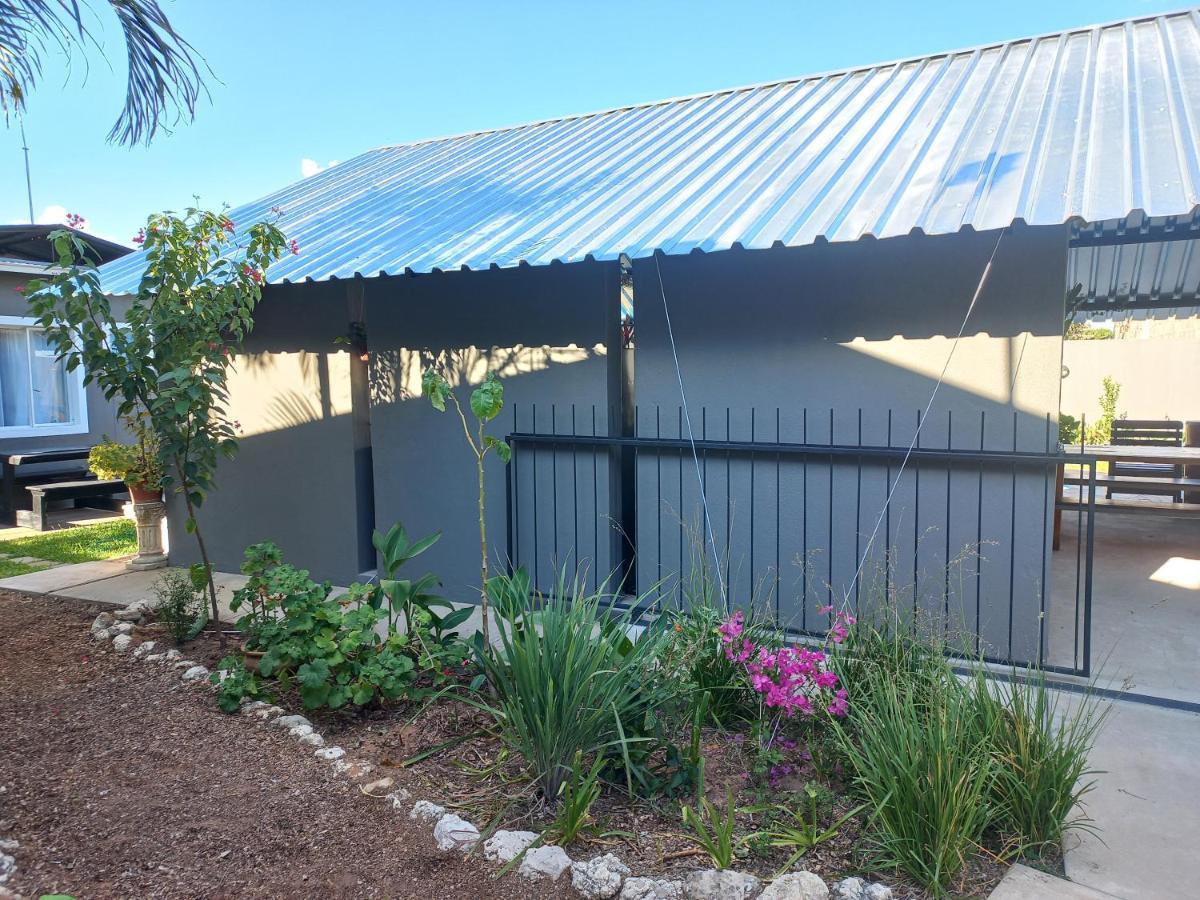 Urban Farm Haus Guesthouse Rundu Exteriör bild